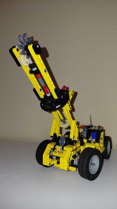 Pojazd z klocków lego technic ładowarka górnicza