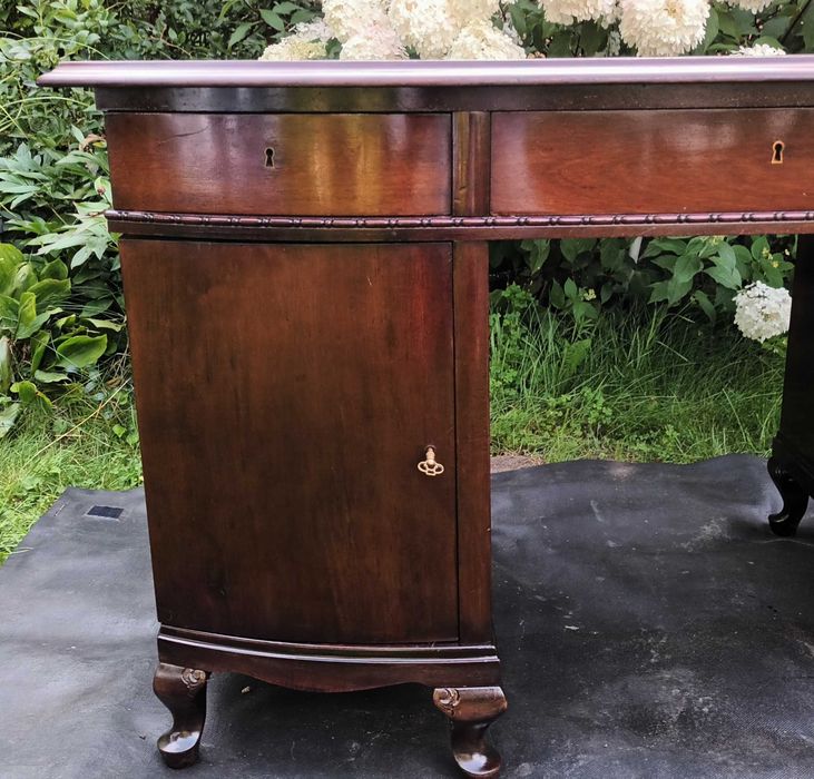 Stare masywne biurko dwustronne z drewna mahoniowego