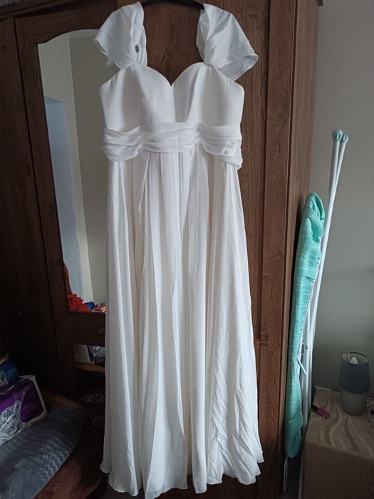 Suknia ślubna ciążowa.