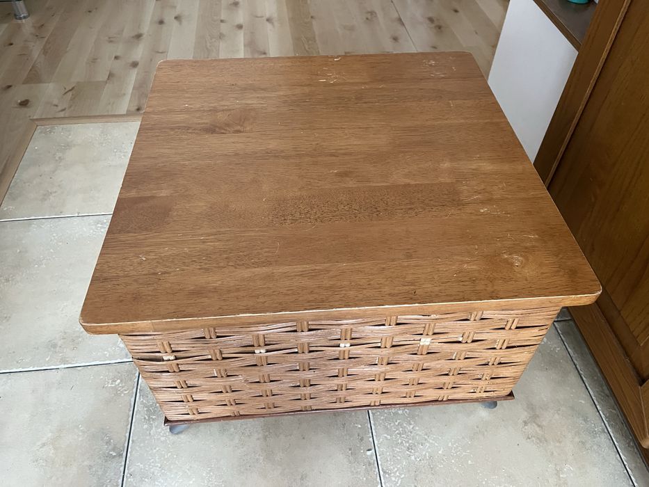 Stolik drewniany pleciony do salonu brązowy