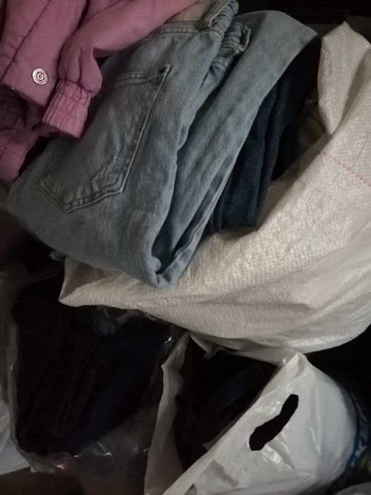 Безкоштовно віддаєм дитяче взуття джинси. По почті не висилаємо.