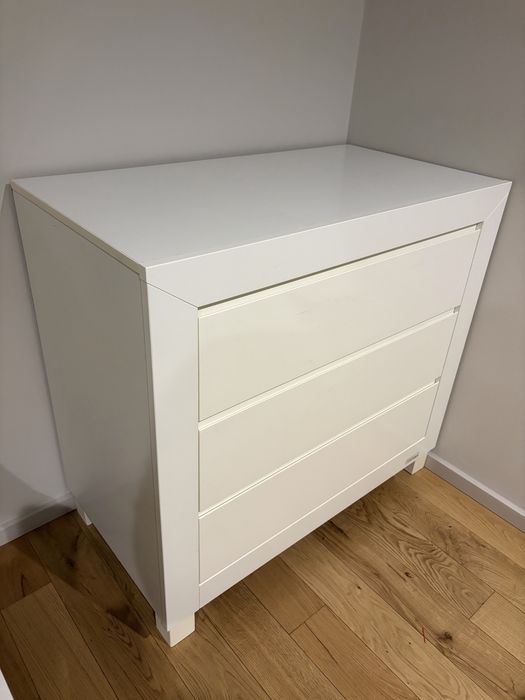 Cómoda em bom estado. Branca.