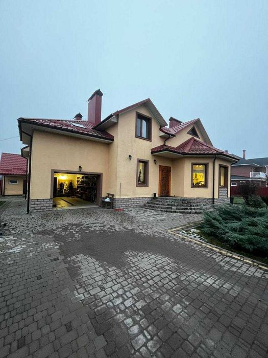 Продам цегляний будинок в м. Вінниця район Перемички. Загальною площею разом з гаражем 267,6 кв. м.