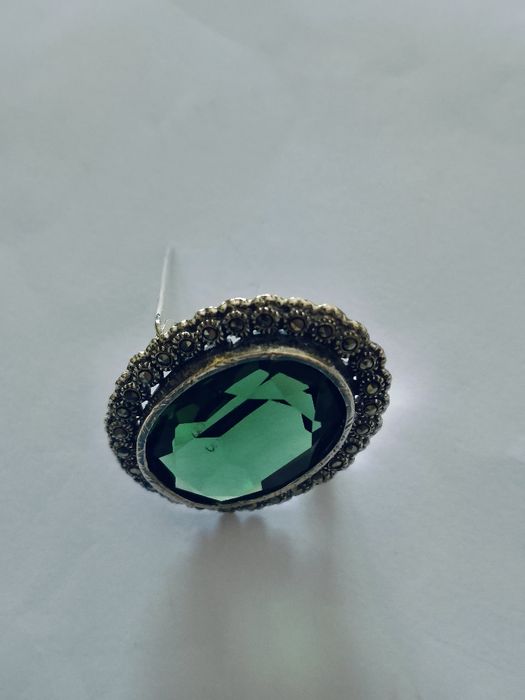 Alfinete antigo senhora com pedra verde