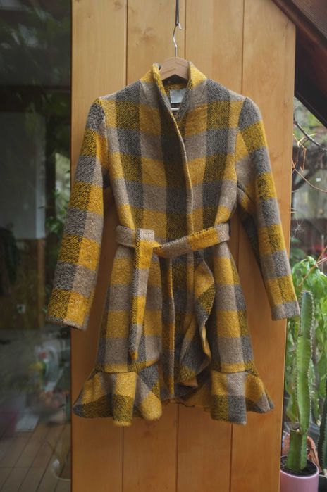 szlafrokowy wełniany musztardowy płaszcz Smena w kratę kratkę wiązany