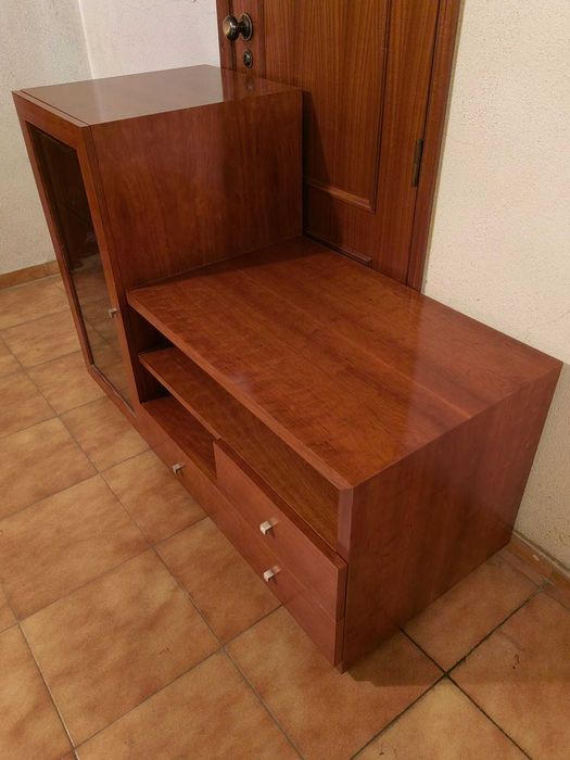 Móvel de Sala / Bancada de TV Moderno com Vitrine (Excelente Estado)