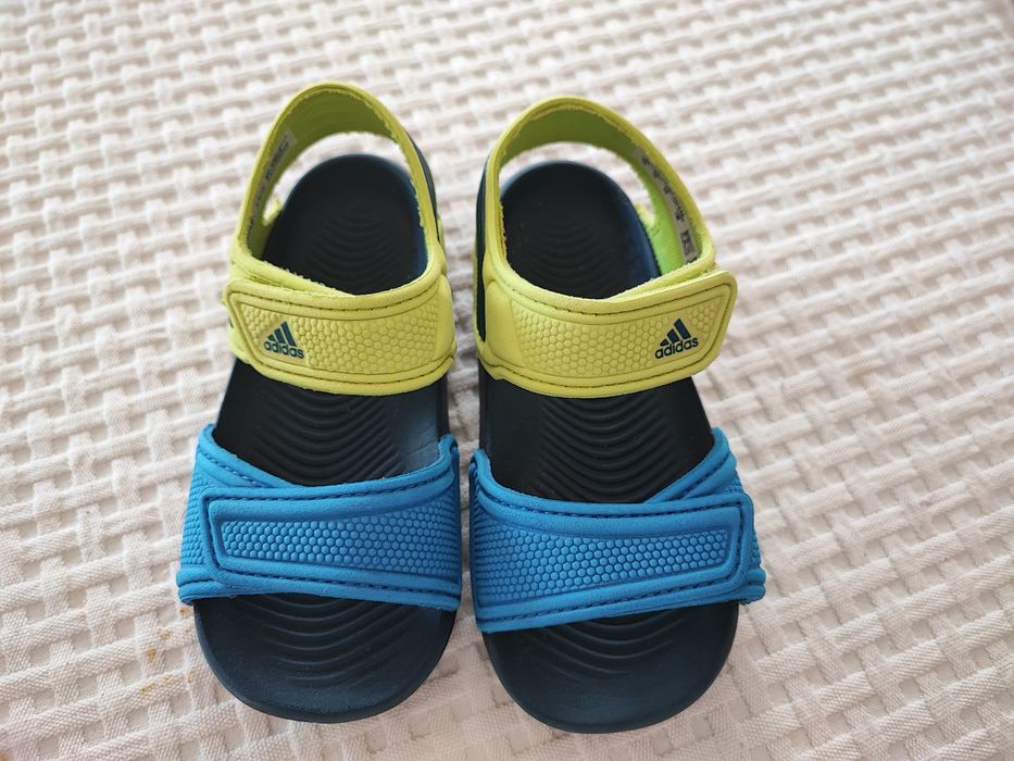 Sandália adidas tamanho 25