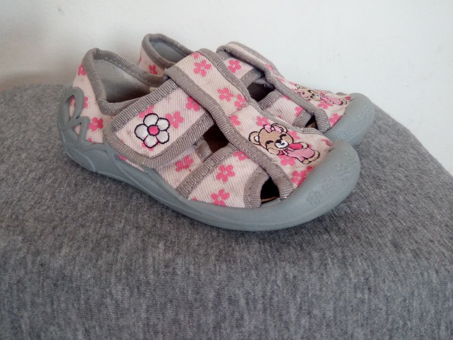 4 pary bucików dziewczęcych