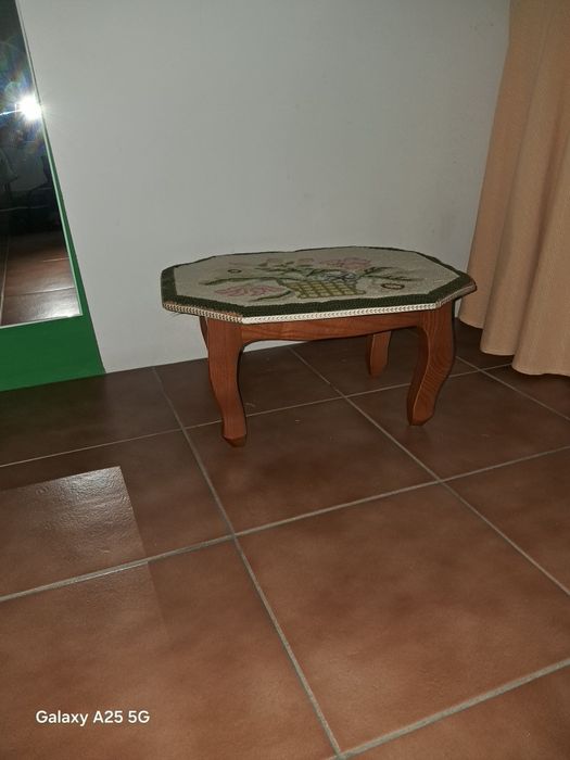 Mobilia em muito bom estado.