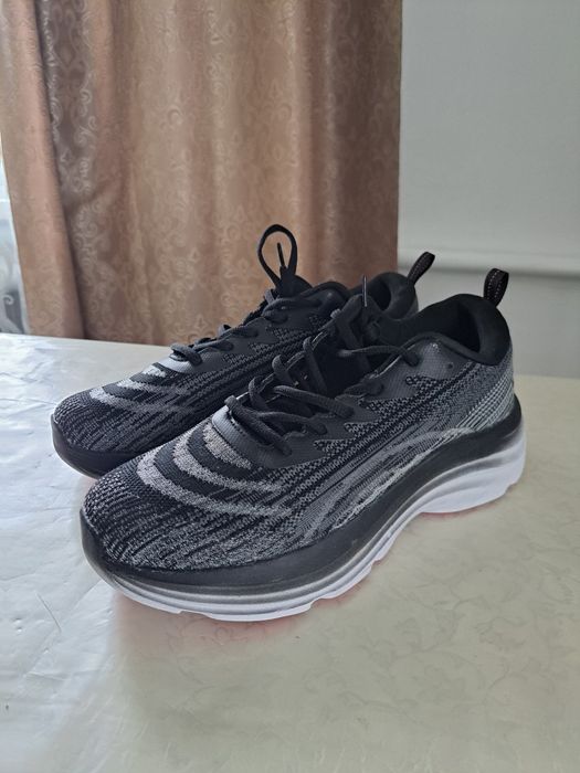 Кросівки жіночі 42 (27)