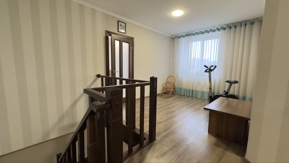Продаж дворівневоі квартири мікрорайн Виставка