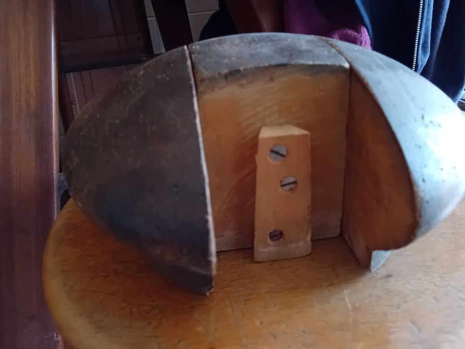 Formas / moldes de chapeus antigos em madeira