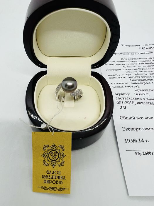 Золота каблучка з натуральними діамантами та чорною перлиною.