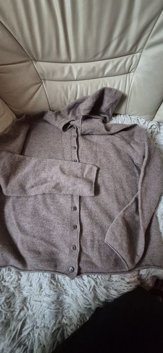 Nowy sweterek z kapturem 100% wool