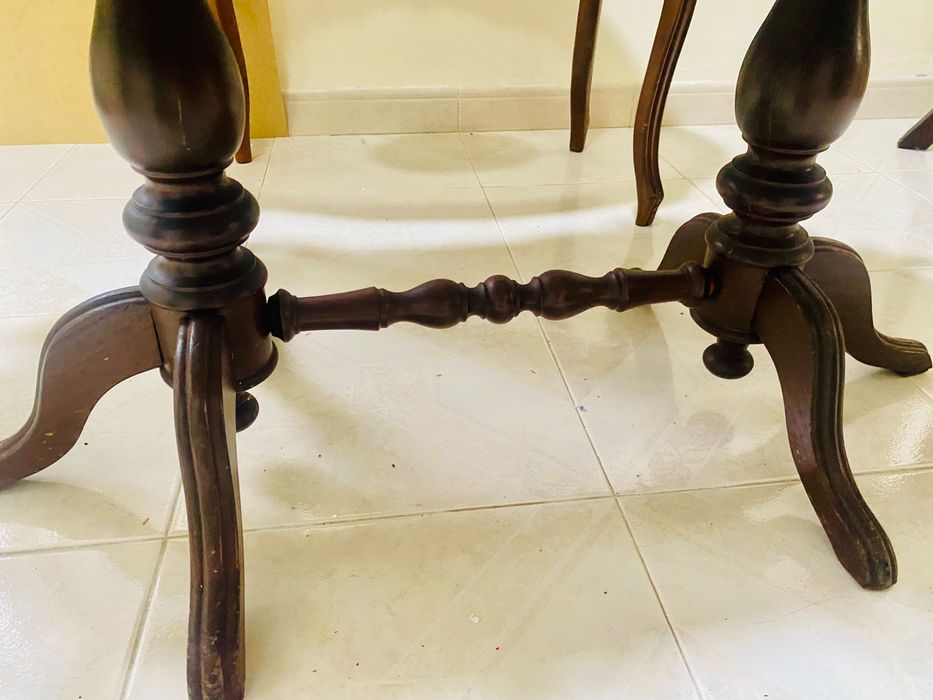 Mesa de centro em madeira e tampo em mármore branco