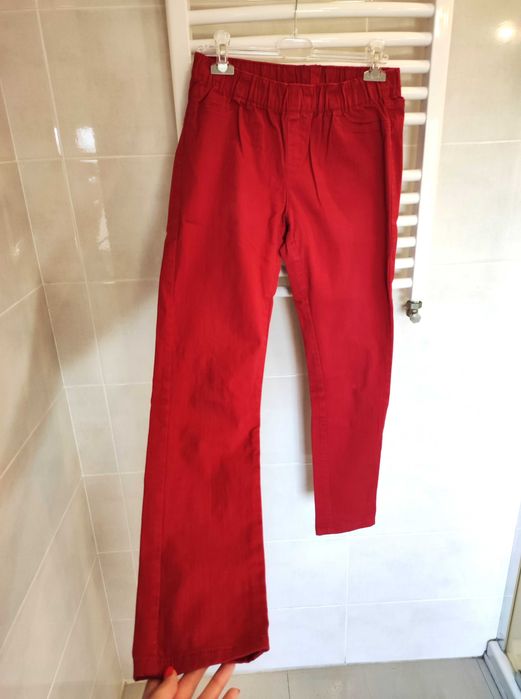 czerwone jeansy spodnie