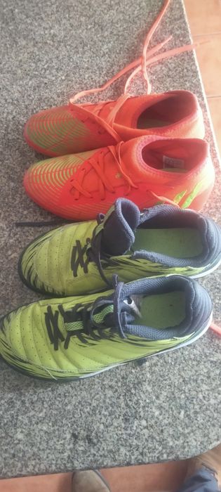 Chuteiras de criança e tênis