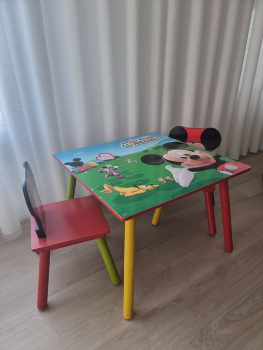 Mesa e 2 cadeiras de madeira Mickey