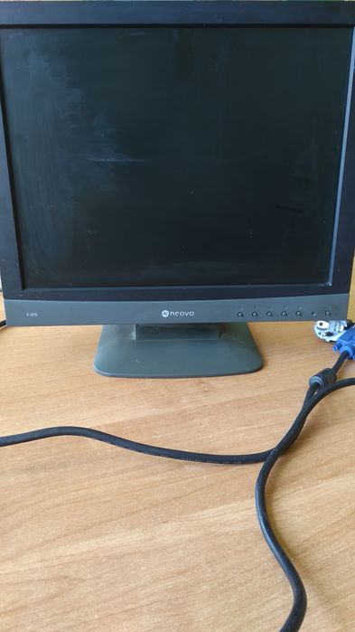 Monitor z kablem