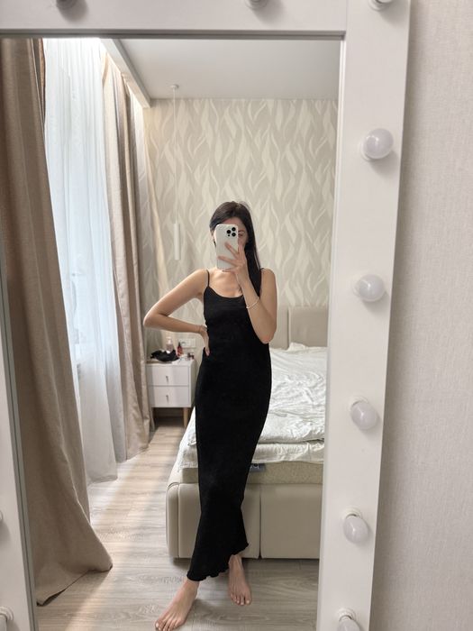 Чорна максі сукня з красивою відкритою спинкою