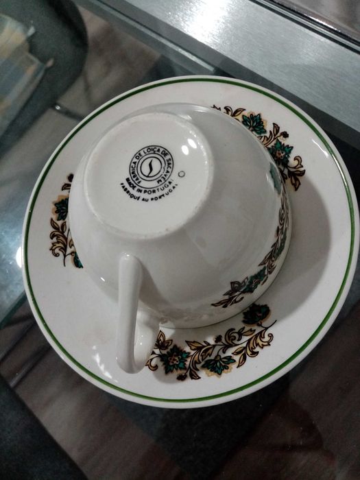 Cinco Chávenas com os respetivos pires da Fábrica de Louças de Sacavém