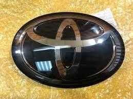 Эмблема на решетке радиатора Toyota Land Cruiser 200 2018