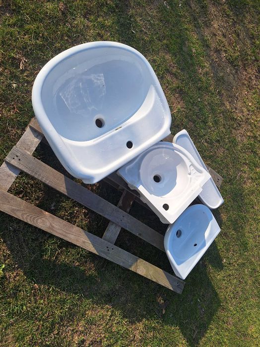 Nowe umywalki ceramiczne 40cm, 37cm (narożna).