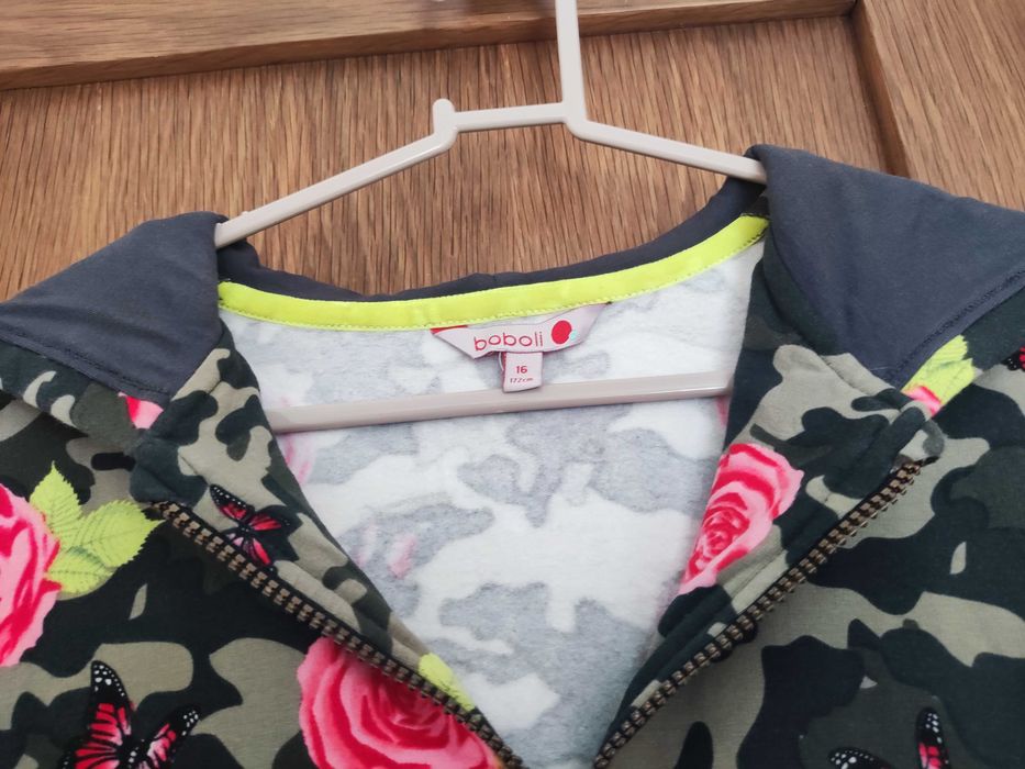 Roupa juvenil para menina
