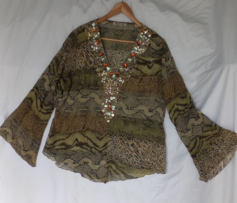 Blusa estampada verde com missangas no decote