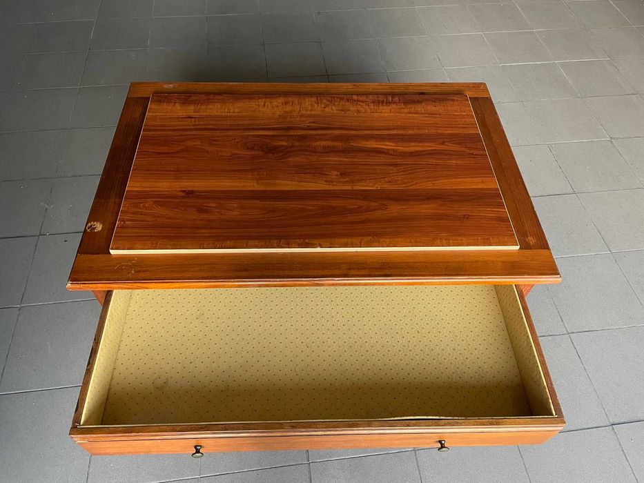 Mesa de centro rustica, em madeira com três gavetões