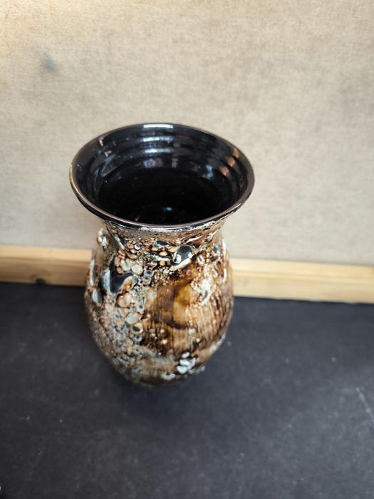 Jarra cerâmica bege e castanho