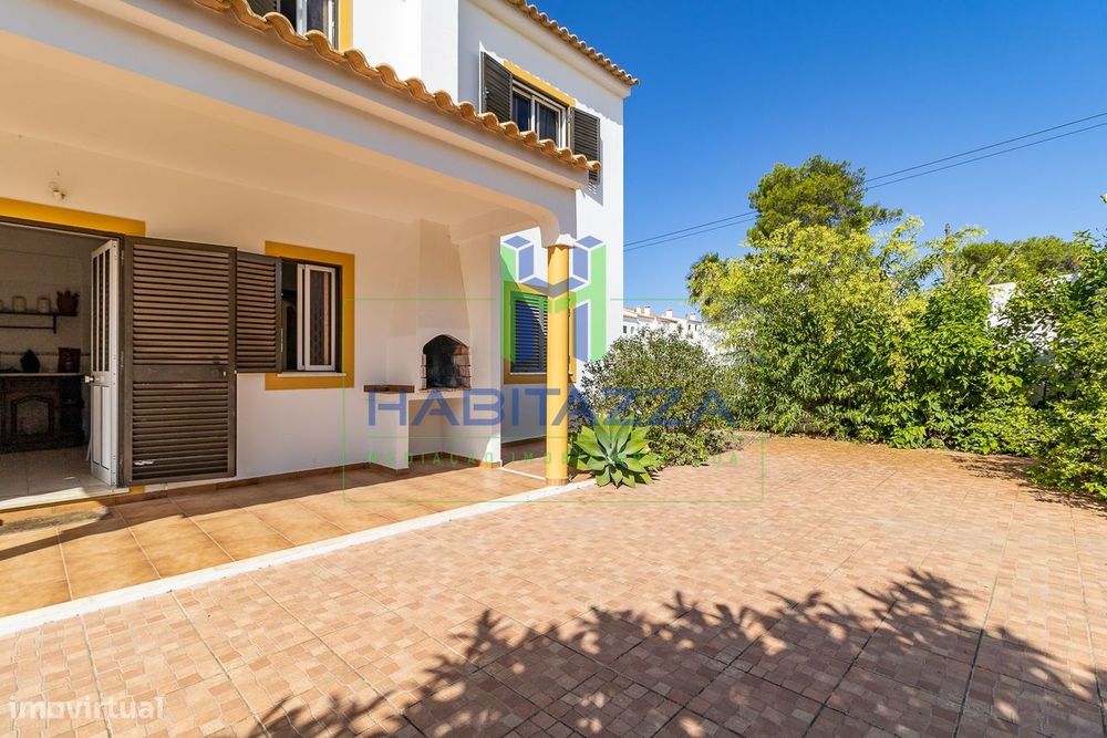 Moradia T2 com jardim, perto da Praia do Monte Clérigo para arrendamen