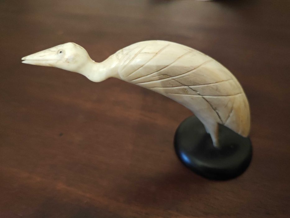 Bela escultura de pequenas dimensões, representando um pássaro