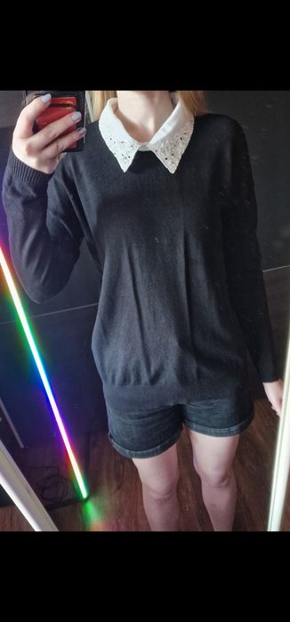 Sweterek z ozdobnym kołnierzem