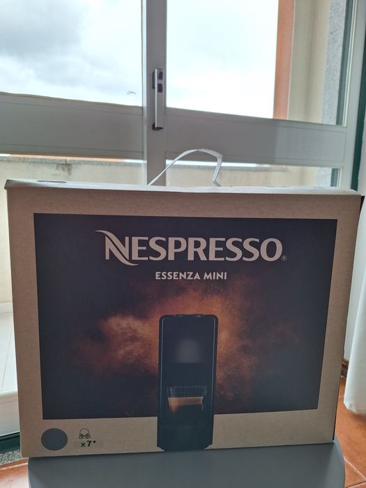Máquina de café Nespresso Essenza Mini