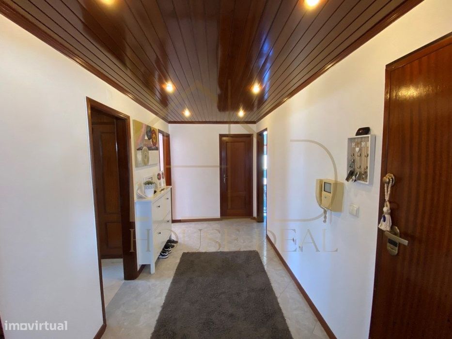 Apartamento T3 com áreas generosas no Centro da Moita
