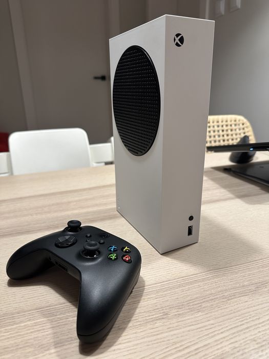 Xbox Series S + pad. Idealny stan.