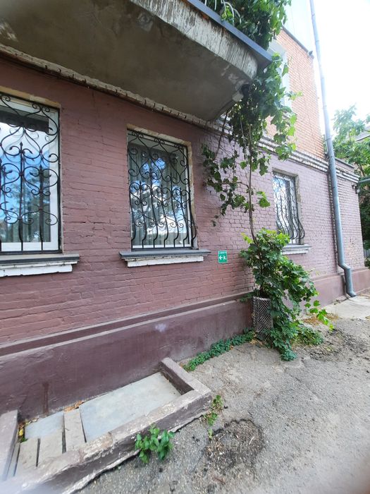 3 кімнатна  квартира  ,,сталінка"   в самому  центрі. Ціну знижено.