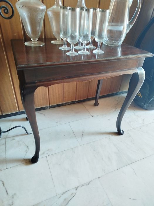 Mesa de madeira em mogno