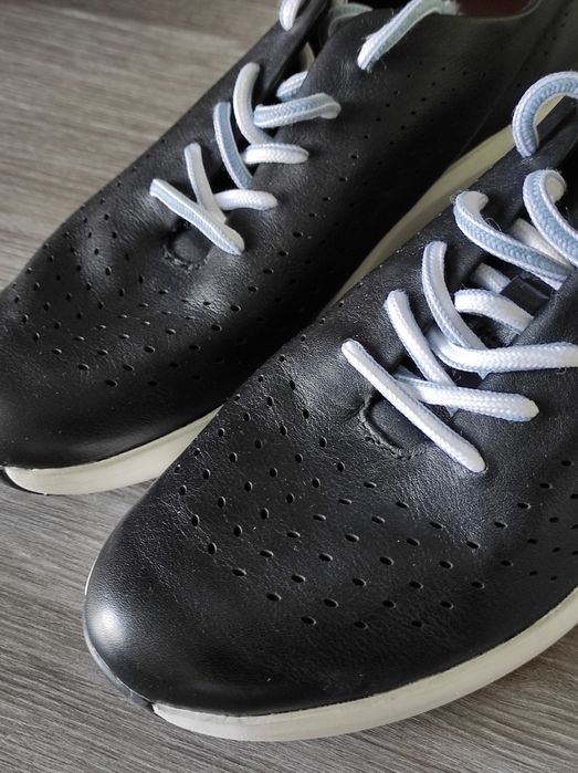 Кожаные кроссовки clarks