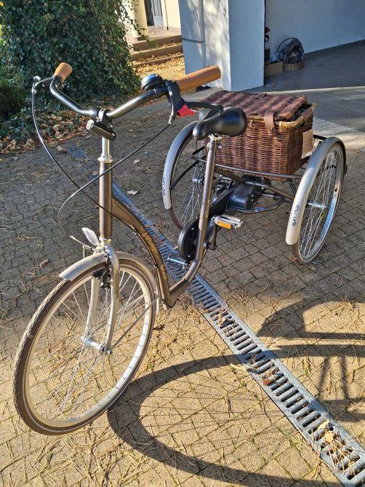 Rower trójkołowy w stylu retro z koszykiem