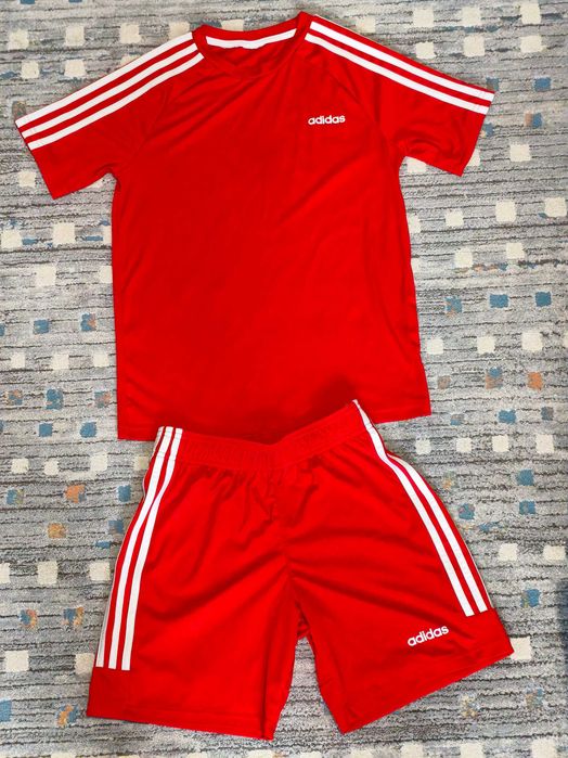 Komplet Adidas koszulka + spodenki chłopięce czerwone jak nowy