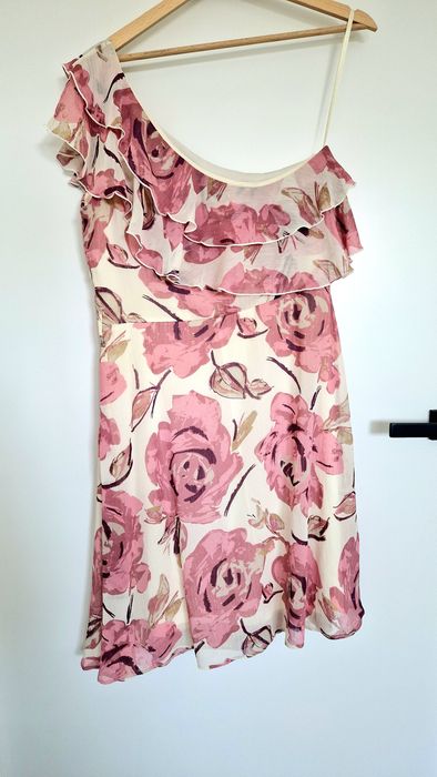 Sukienka w róże falbanka