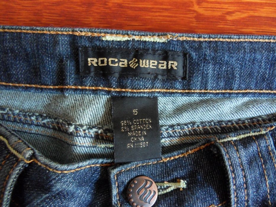 Jeansy RocaWear z haftami