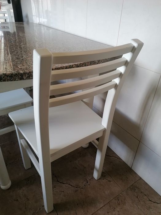 Mesa com 4 cadeiras