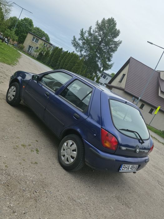 Samochód osobowy Mazda 121 benzyna niski przebieg