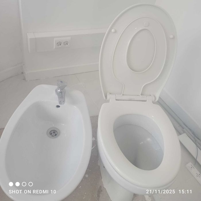 Equipamentos casa de banho. Sanita Bidé com torneira