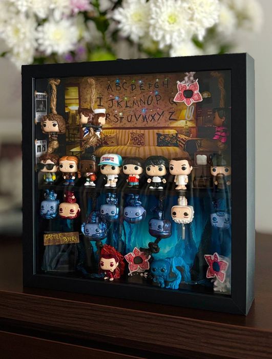 Ramka kolekcjonerska Stranger Things unikatowa z całą kolekcją figurek
