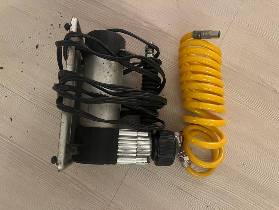 Автомобільний компресор 12V, 100 PSI.