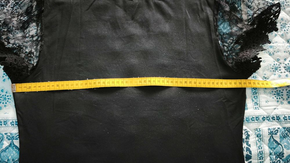 T-shirt Preta Elegante com Mangas de Renda Tamanho XL